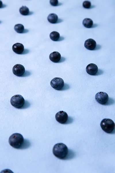 Vertical Photo Blueberries Lie Row Purple Background — Stock Photo, Image
