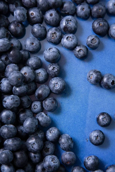 Vertical Photo Scattered Blueberries Blue Flat Plate — Foto Stock