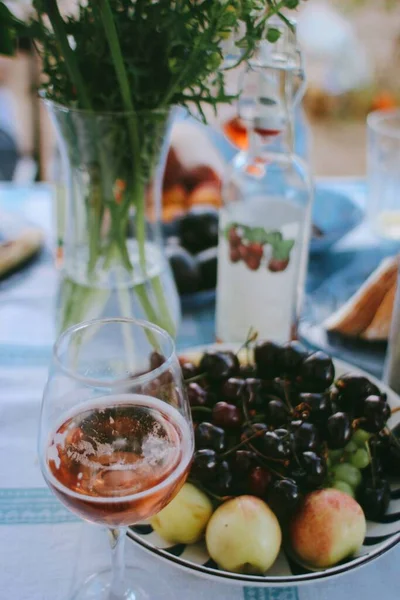 Kadeh Şarap Meyve — Stok fotoğraf