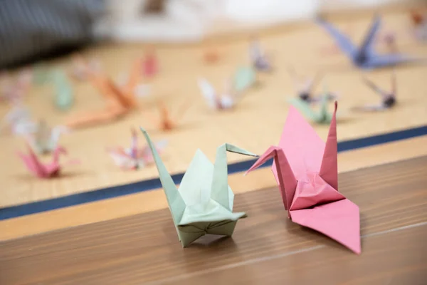 Two Origami Cranes Stick Beaks Together — Zdjęcie stockowe