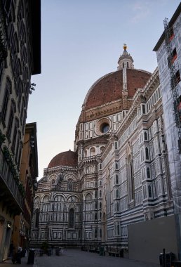Firenze 'deki Duomo meydanının alternatif manzarası, ve Cattedrale di santa maria del fiore, campanille di giotto ve battistero di san giovanni