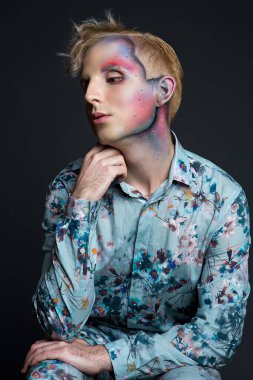 Modern saç modeli ile güzel genç adam