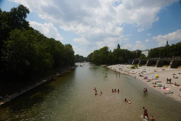 Crowds Enjoying Sun River Isar Munich City — Foto Stock