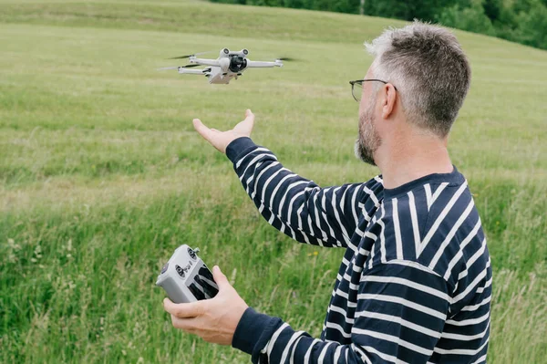 Yrs Man Catching Drone Hand Meadow Switzerland — Stock fotografie
