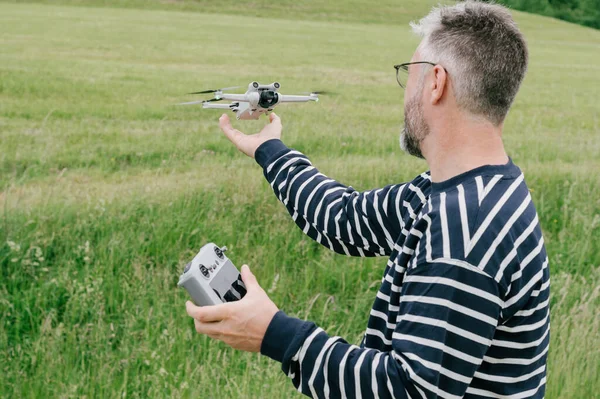 Drone Landing Male Hand Background Meadow — Fotografia de Stock