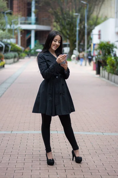 Happy Beautifull Woman Texting Mobile Phone City Street — Fotografia de Stock