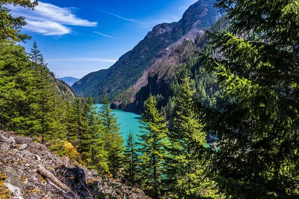 Velký Osvěžující Proud Vody Klidným Výhledem Jezero — Stock fotografie