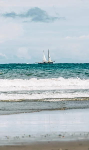 Корабель Двома Вітрилами Пливуть Морі — стокове фото