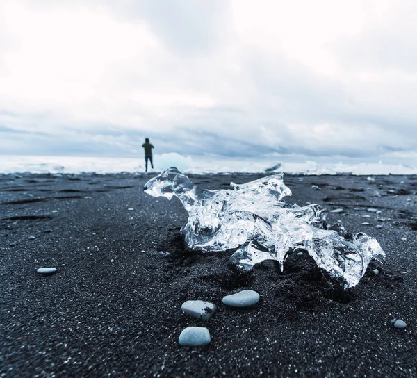 Шматок Льоду Чорному Пляжі — стокове фото