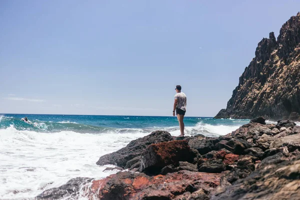 Handsome Young Latin Enjoying Scenery Sunny Day Rocks — Fotografia de Stock