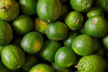 Yeşil limonlar bir markette satılmak üzere rafa konmuş.