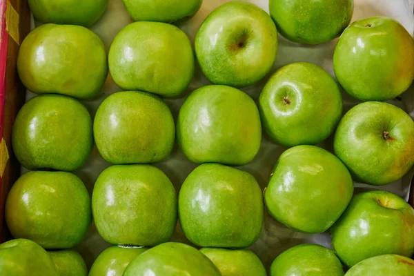 Gröna Äpplen Som Släpps Hylla För Försäljning Marknad — Stockfoto