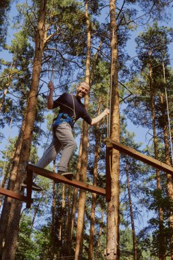 Bir adam ipin üstüne basar ve havada asılı durur.