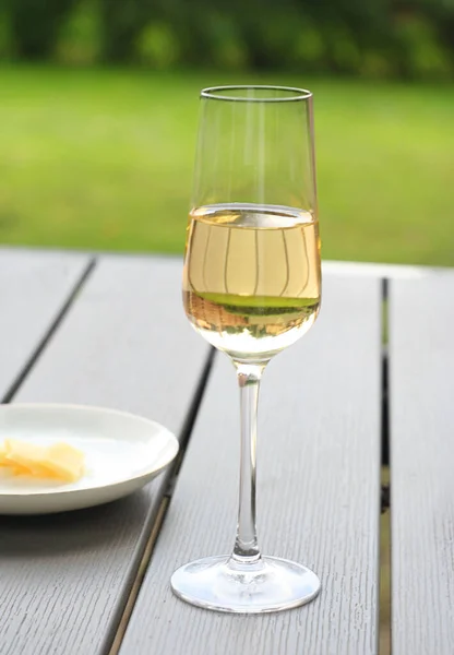 Masada Bir Bardak Sek Beyaz Şarap Var Bir Yaz Günü — Stok fotoğraf