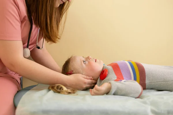 Osteopat Kadın Yaşındaki Kıza Kafa Masajı Yapıyor — Stok fotoğraf