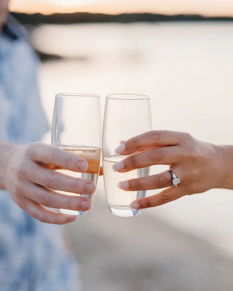 Verloofd Paar Vieren Hun Verloving Met Champagne Toast — Stockfoto