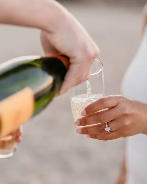成人情侣庆祝他们与香槟烤面包订婚 — 图库照片