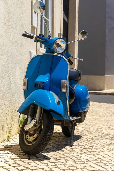 Bright Azul Ciclomotor Estacionado Una Calle Europea — Foto de Stock