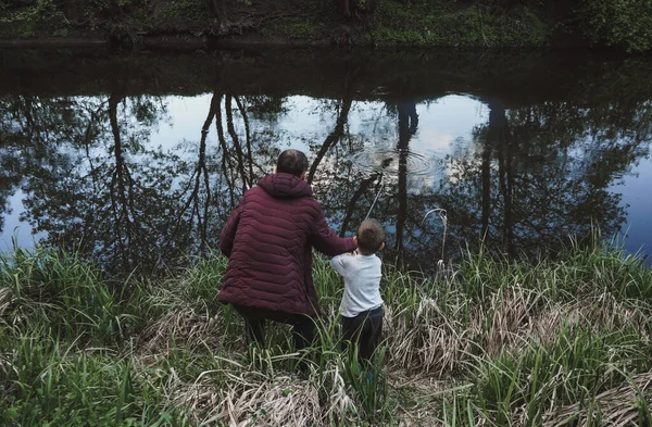 Baba Oğulun Nehir Kıyısında Balık Tutuşu — Stok fotoğraf