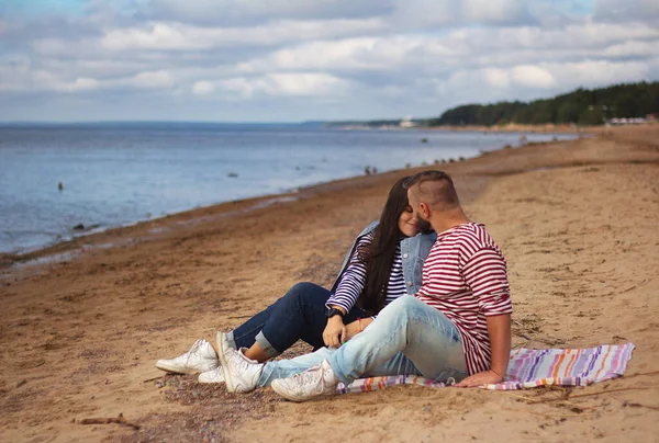 Hombre Mujer Relajándose Playa Abrazándose —  Fotos de Stock