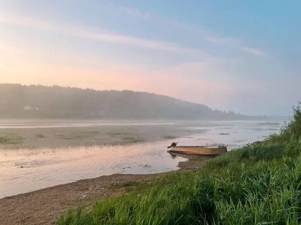 Pink Sunrise Boat River — стоковое фото