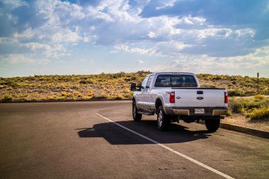 Petrified Forest Milli Parkı'ndaki ünlü off-road Ford aracı