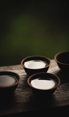 Ormanda çay ile seramik bardak.