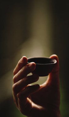 Ormanda elinde seramik bir fincan çay tutan biri var..