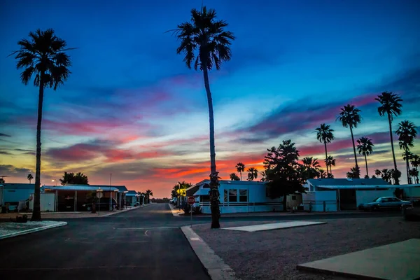 アリゾナ州アパッチジャンクションのドラマチックな鮮やかな夕日の風景 — ストック写真