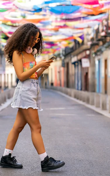 Girl Hair Walking While Using Her Smartphone — ストック写真