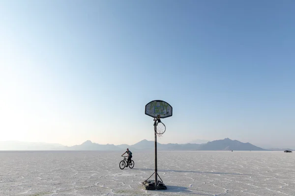 Young Woman Riding Bike Bonneville Salt Flats Utah — стокове фото