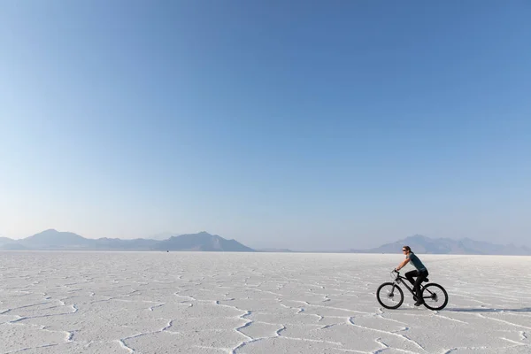 Young Woman Riding Bike Bonneville Salt Flats Utah — Stockfoto