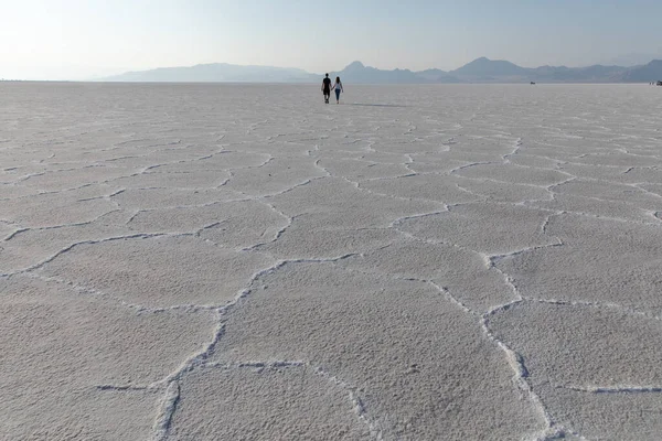 Young Couple Holding Hands Walking Bonneville Salt Flats Utah — Zdjęcie stockowe