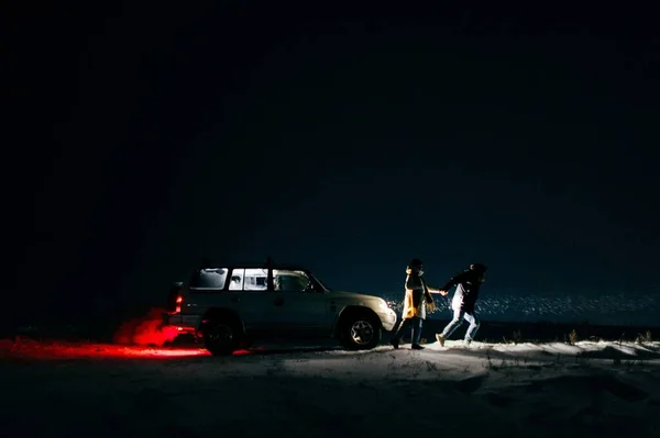 Ζευγάρι Τρέχει Νύχτα Αυτοκίνητο Ligh — Φωτογραφία Αρχείου