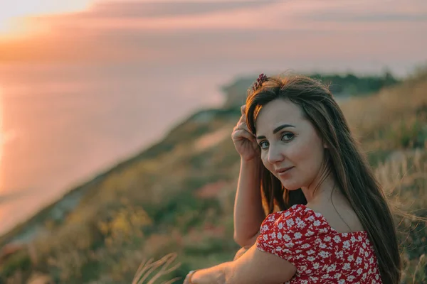 Portrait Young Woman Mountains Sunset Flower Her Hand — 图库照片