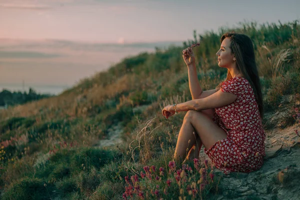 Портрет Молодої Жінки Горах Заході Сонця Квітка Руці — стокове фото