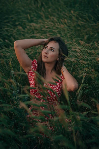 Portrait Young Woman Summer Tall Grass — 图库照片
