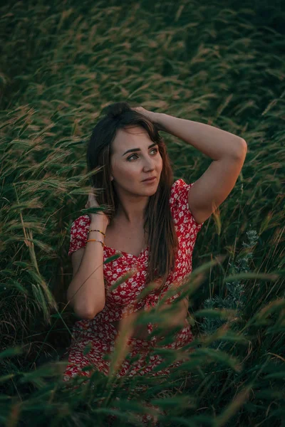 Portrait Young Woman Summer Tall Grass — 图库照片