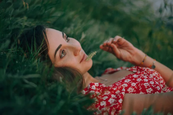 Beautiful Girl Takes Selfie Summer Nature — Stockfoto