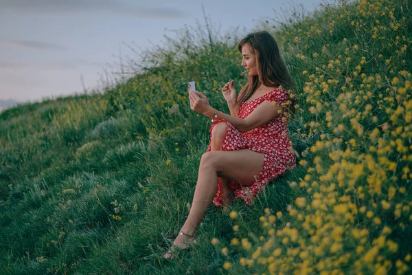 Beautiful Girl Takes Selfie Summer Nature — Zdjęcie stockowe