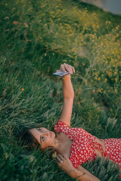 Beautiful Girl Takes Selfie Summer Nature — Φωτογραφία Αρχείου