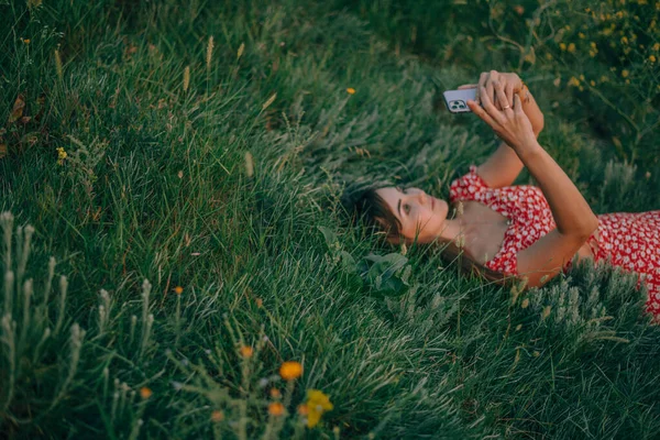 Beautiful Girl Takes Selfie Summer Nature — 图库照片