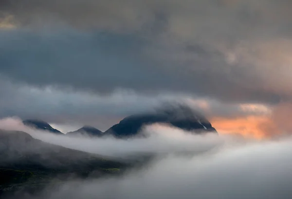 Cloudy Sunset Sky Massive Rocky Mountains — стоковое фото