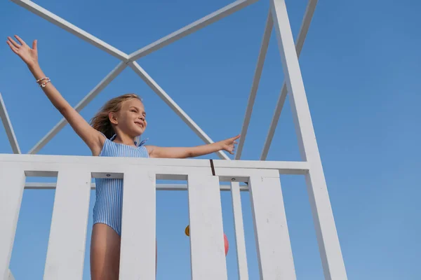 Uma Menina Maiô Praia Contra Céu Azul — Fotografia de Stock