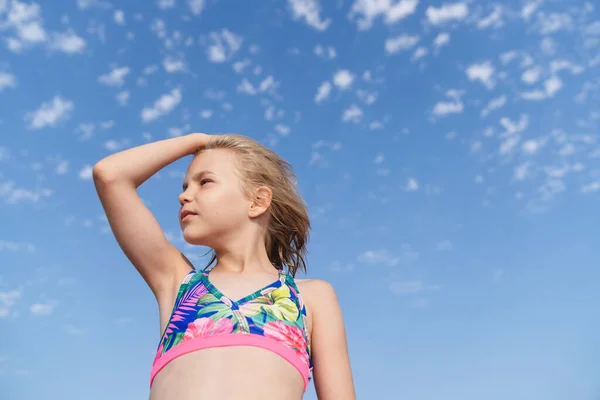 Πορτρέτο Ενός Κοριτσιού Στην Παραλία Ενάντια Ένα Μπλε Ουρανό Σύννεφα — Φωτογραφία Αρχείου
