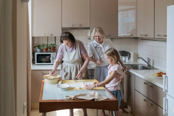 Three Women Kitchen Cooking Homemade Pies — Stock Photo, Image