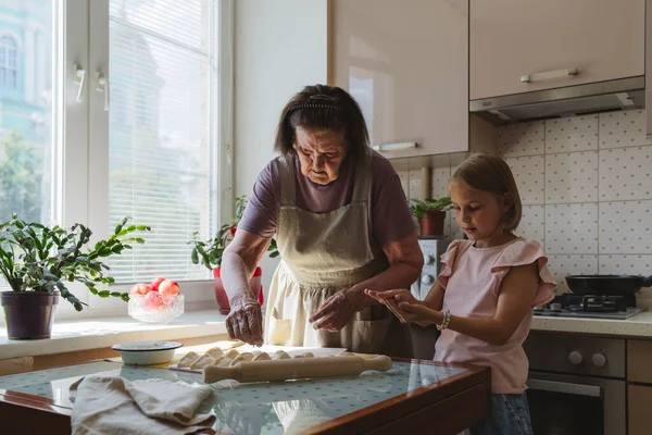 Great Grandmother Granddaughter Cook Pies Kitchen — Stock Photo, Image