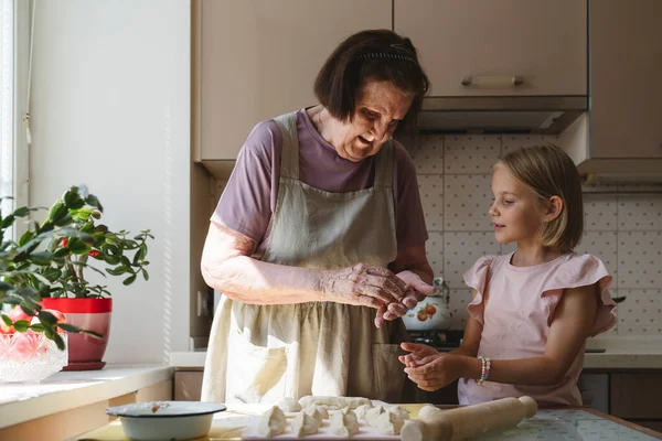 Great Grandmother Teaches Her Granddaughter Cook Pies — Stock Photo, Image