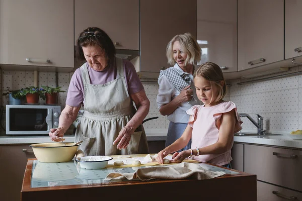 Três Gerações Mulheres Cozinham Juntas Cozinha — Fotografia de Stock