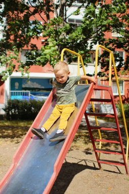 Çocuk oyun alanında kayıyor